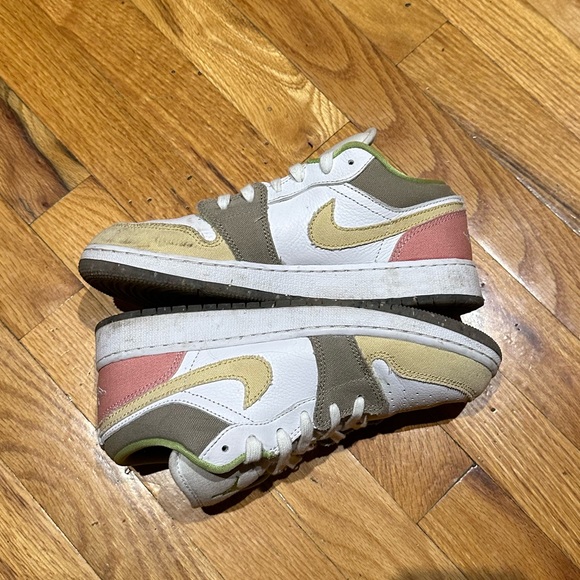 Air Jordan 1 Low SE - Picture 2 of 9